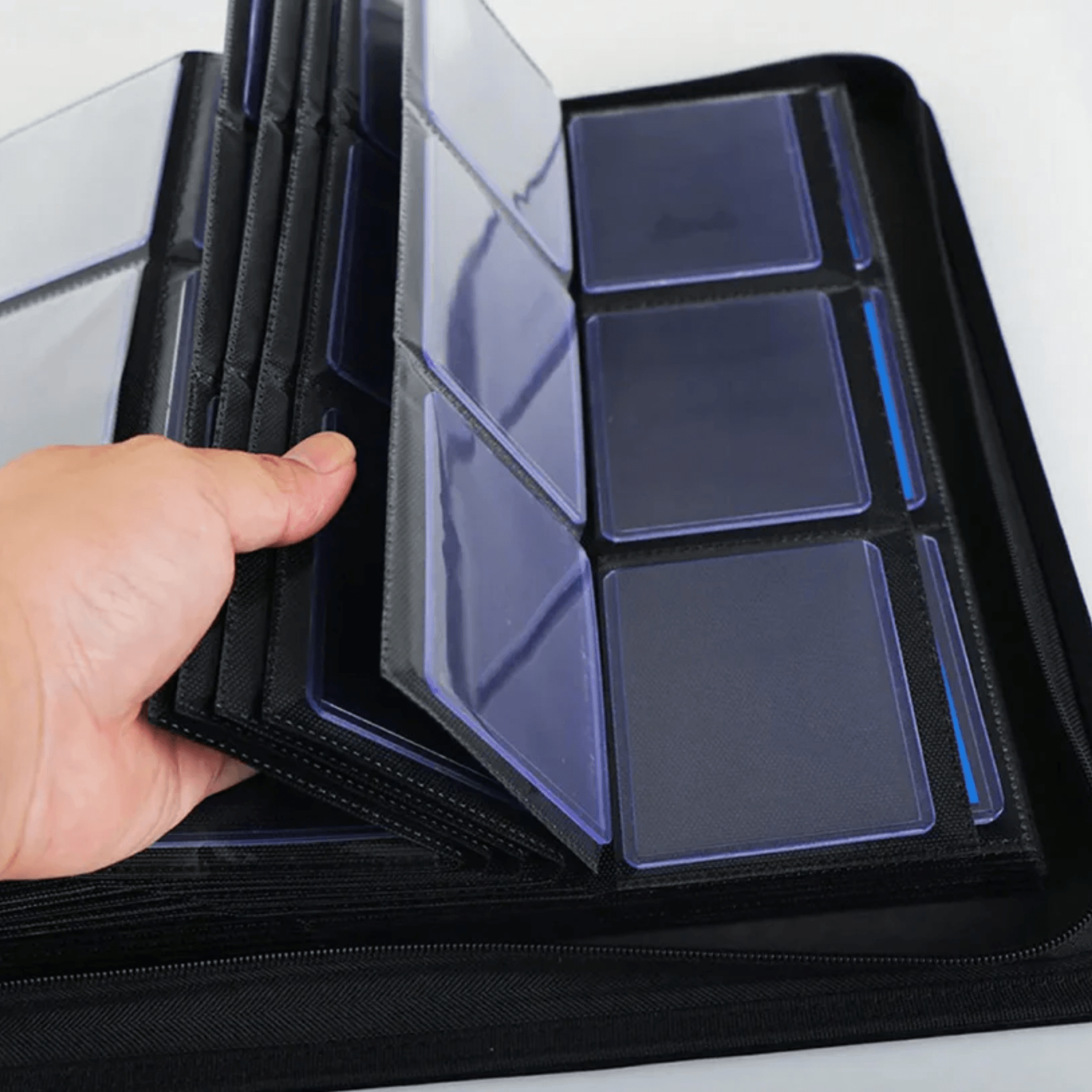 Hånd som holder Rebinder Toploader Binder 9-Pocket Zip med transparent lommer for samlekort.